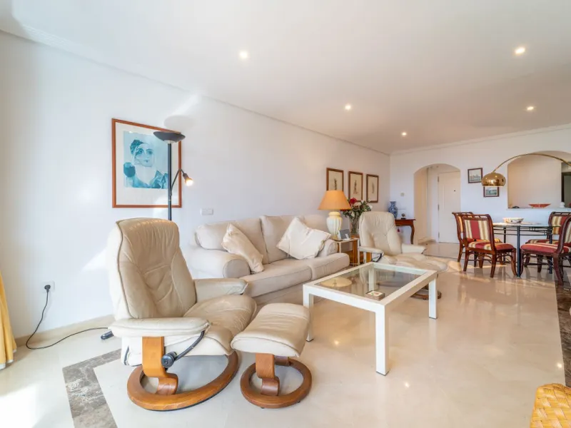 Discover this beautifully presented ground-floor apartment in Los Pinos, one of the most sought-after communities within Los Arqueros.