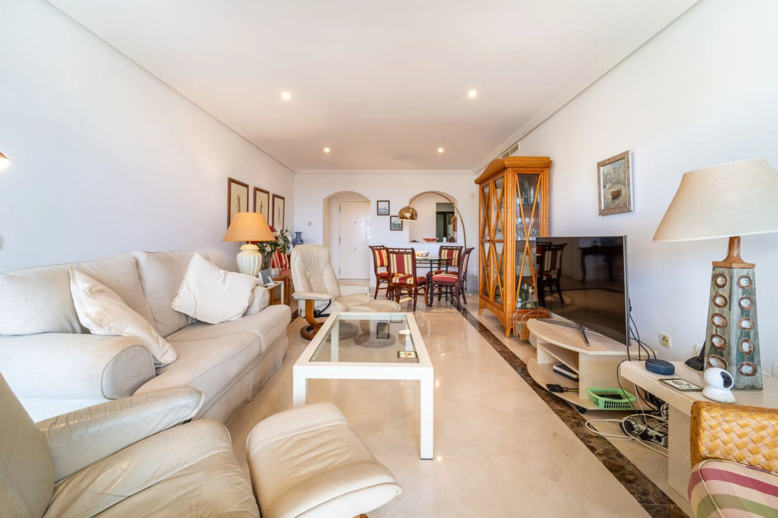 Discover this beautifully presented ground-floor apartment in Los Pinos, one of the most sought-after communities within Los Arqueros.