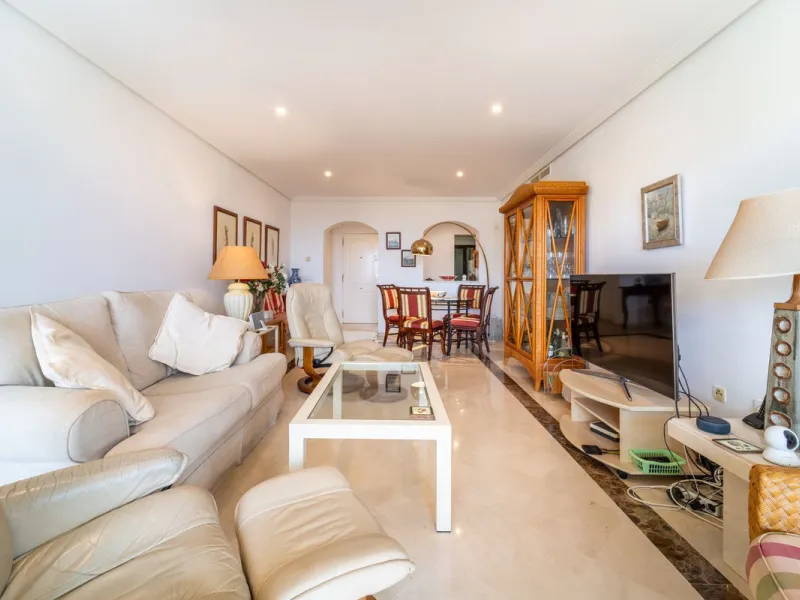 Discover this beautifully presented ground-floor apartment in Los Pinos, one of the most sought-after communities within Los Arqueros.