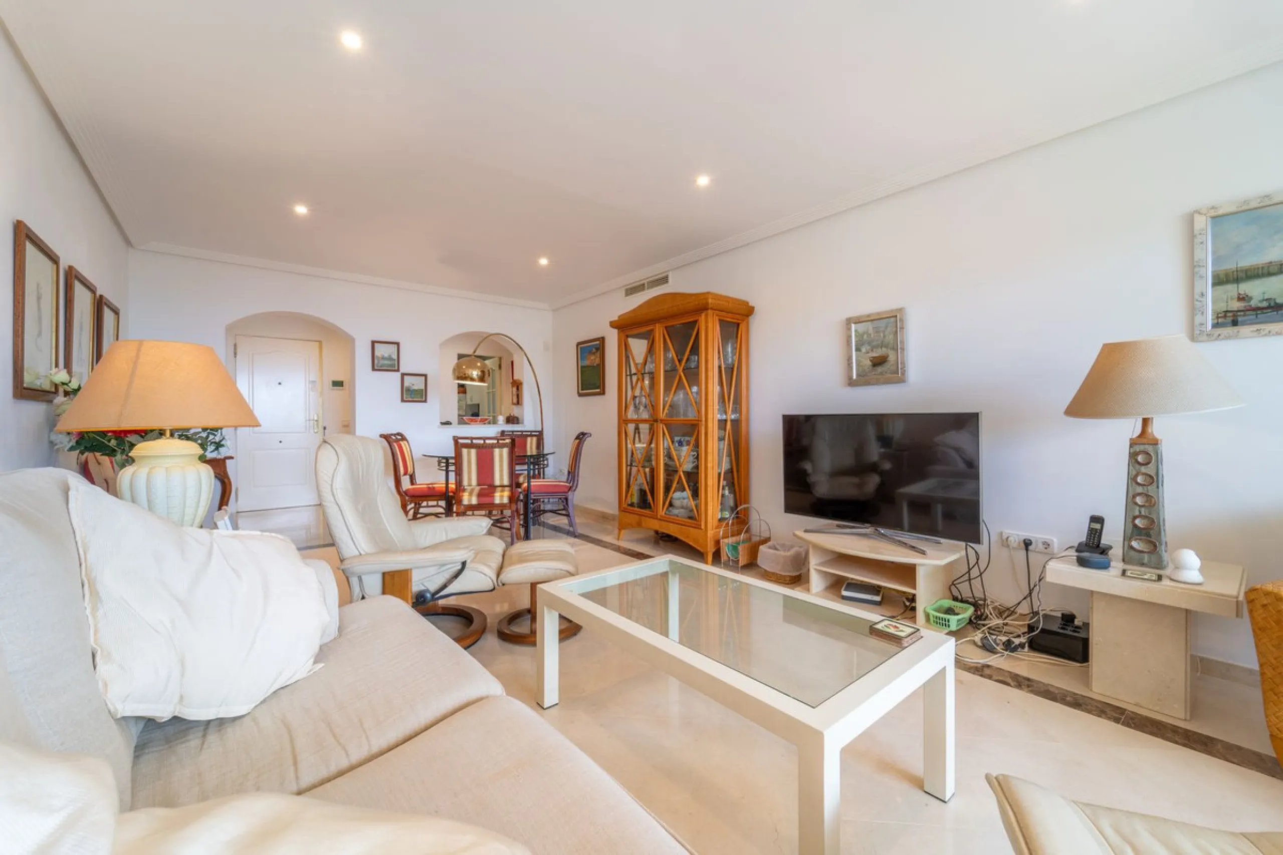 Discover this beautifully presented ground-floor apartment in Los Pinos, one of the most sought-after communities within Los Arqueros.