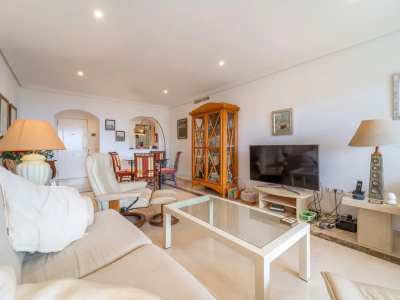 Discover this beautifully presented ground-floor apartment in Los Pinos, one of the most sought-after communities within Los Arqueros.