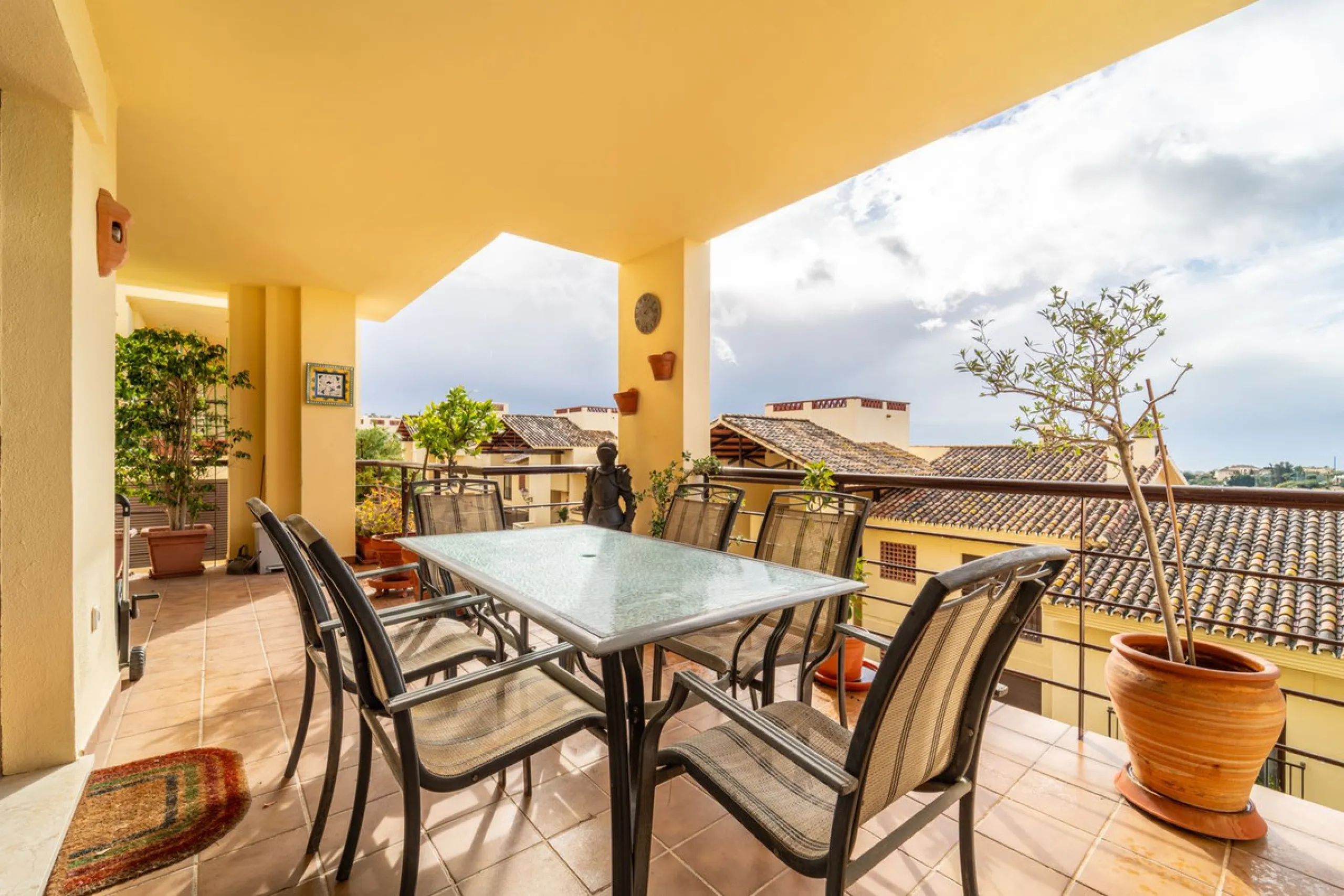 Discover this beautifully presented ground-floor apartment in Los Pinos, one of the most sought-after communities within Los Arqueros.