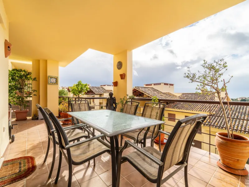 Discover this beautifully presented ground-floor apartment in Los Pinos, one of the most sought-after communities within Los Arqueros.