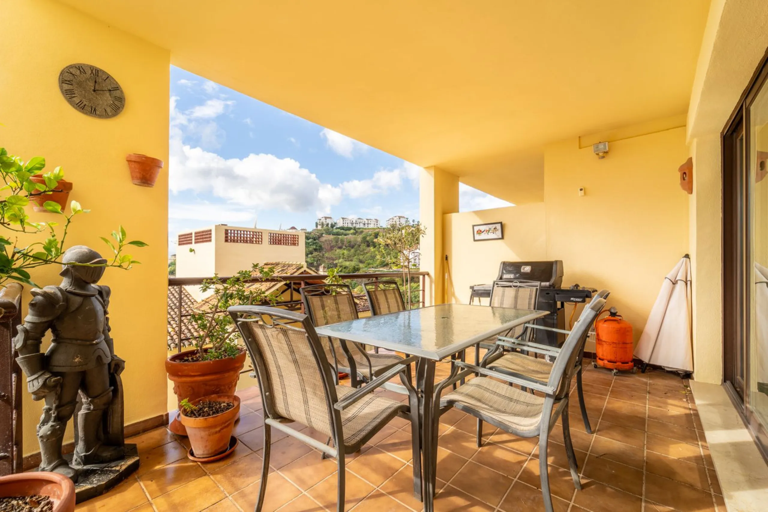 Discover this beautifully presented ground-floor apartment in Los Pinos, one of the most sought-after communities within Los Arqueros.