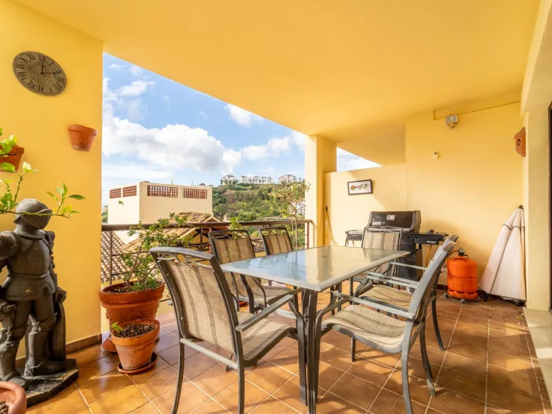 Discover this beautifully presented ground-floor apartment in Los Pinos, one of the most sought-after communities within Los Arqueros.
