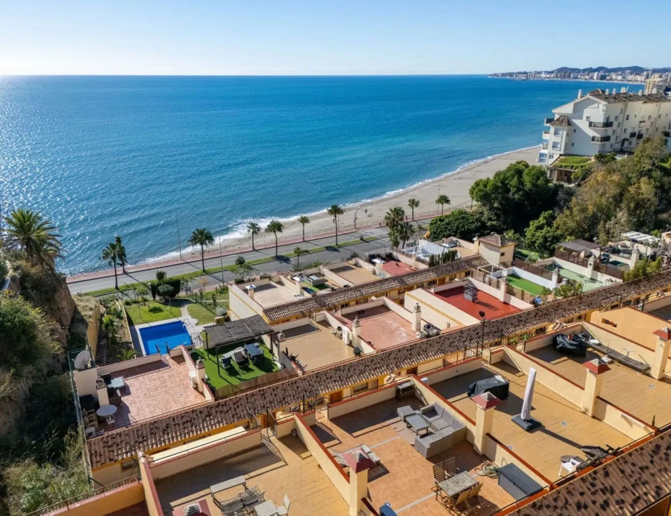 Urbanization in the seafront, located in the Carvajal area of ​​Benalmandena, two bedrooms and one bathroom, the penthouse has a large upper terrace with tourist license, two swimming pools and a paddle tennis court. Parking undergound and storage include