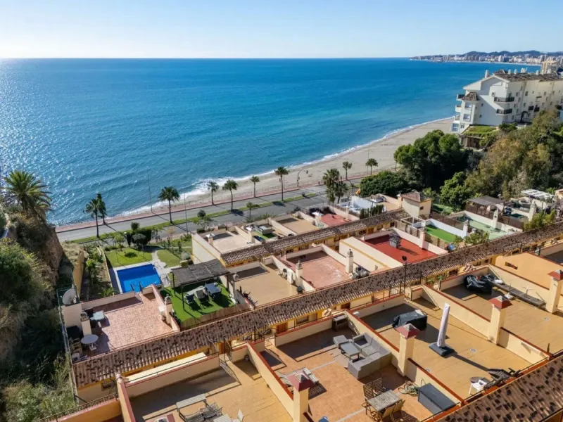 Urbanization in the seafront, located in the Carvajal area of ​​Benalmandena, two bedrooms and one bathroom, the penthouse has a large upper terrace with tourist license, two swimming pools and a paddle tennis court. Parking undergound and storage include