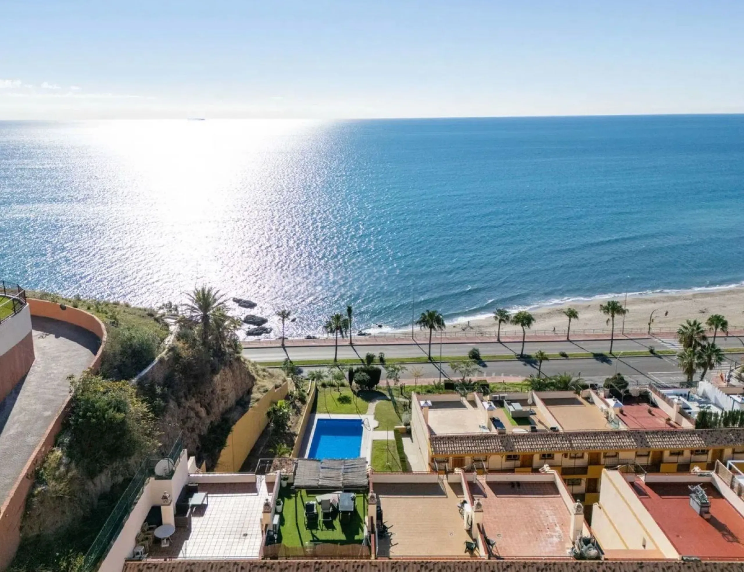 Urbanization in the seafront, located in the Carvajal area of ​​Benalmandena, two bedrooms and one bathroom, the penthouse has a large upper terrace with tourist license, two swimming pools and a paddle tennis court. Parking undergound and storage include