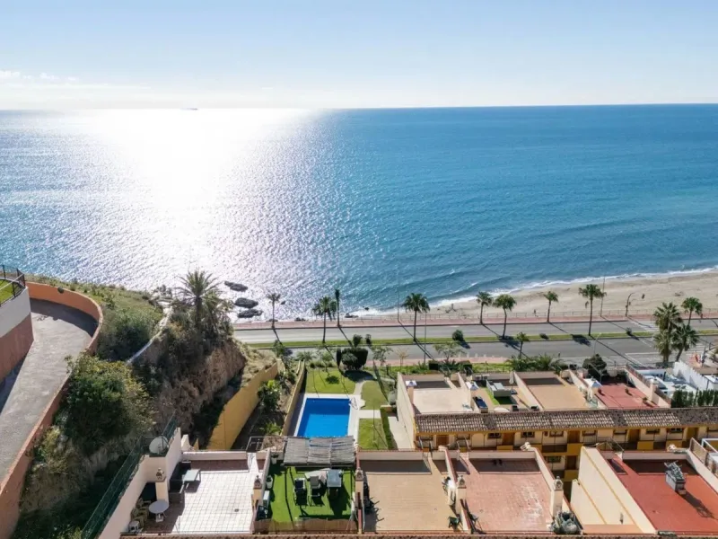 Urbanization in the seafront, located in the Carvajal area of ​​Benalmandena, two bedrooms and one bathroom, the penthouse has a large upper terrace with tourist license, two swimming pools and a paddle tennis court. Parking undergound and storage include