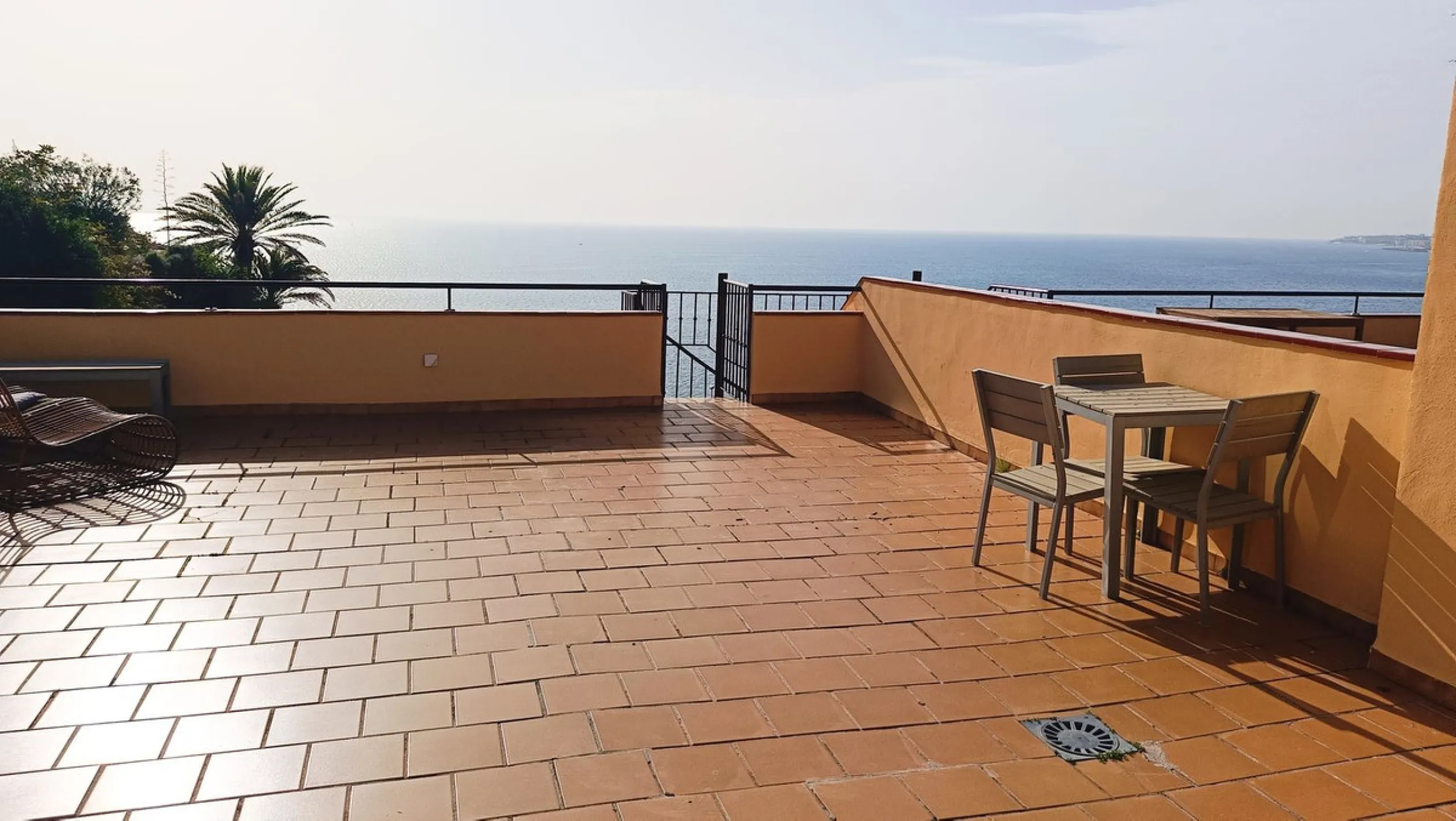 Urbanization in the seafront, located in the Carvajal area of ​​Benalmandena, two bedrooms and one bathroom, the penthouse has a large upper terrace with tourist license, two swimming pools and a paddle tennis court. Parking undergound and storage include