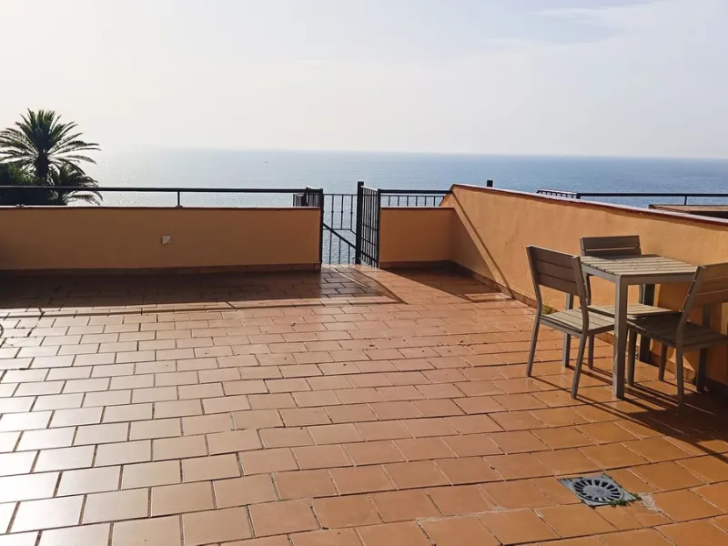 Urbanization in the seafront, located in the Carvajal area of ​​Benalmandena, two bedrooms and one bathroom, the penthouse has a large upper terrace with tourist license, two swimming pools and a paddle tennis court. Parking undergound and storage include