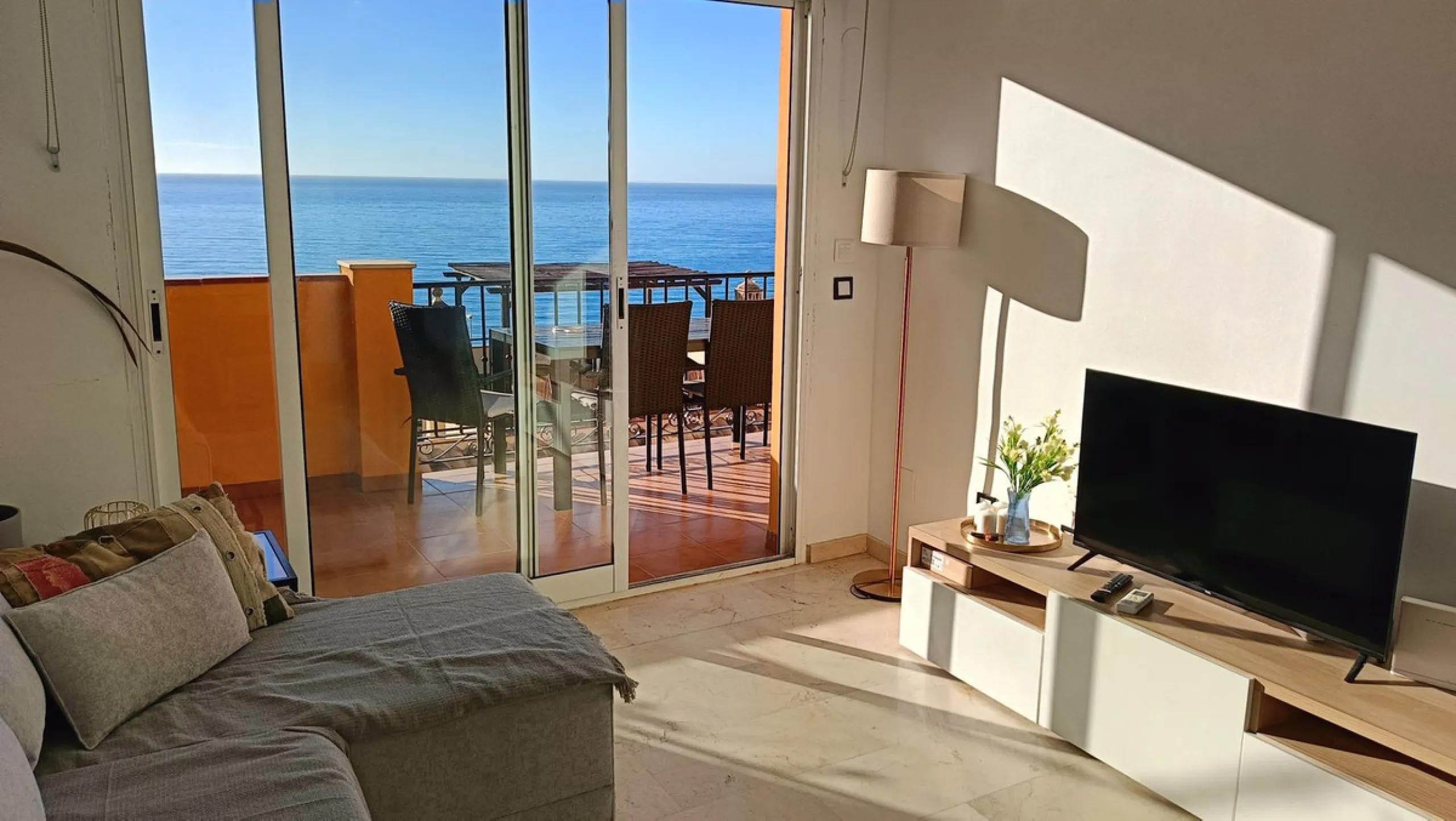 Urbanization in the seafront, located in the Carvajal area of ​​Benalmandena, two bedrooms and one bathroom, the penthouse has a large upper terrace with tourist license, two swimming pools and a paddle tennis court. Parking undergound and storage include
