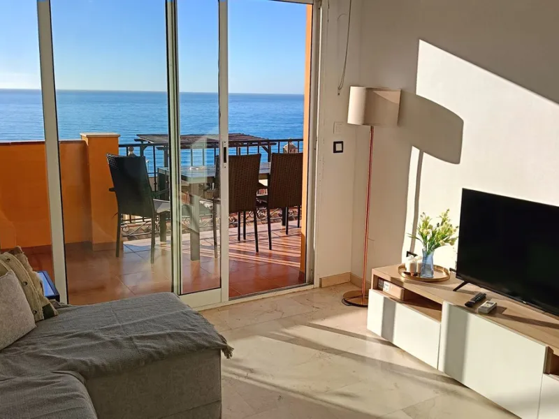 Urbanization in the seafront, located in the Carvajal area of ​​Benalmandena, two bedrooms and one bathroom, the penthouse has a large upper terrace with tourist license, two swimming pools and a paddle tennis court. Parking undergound and storage include
