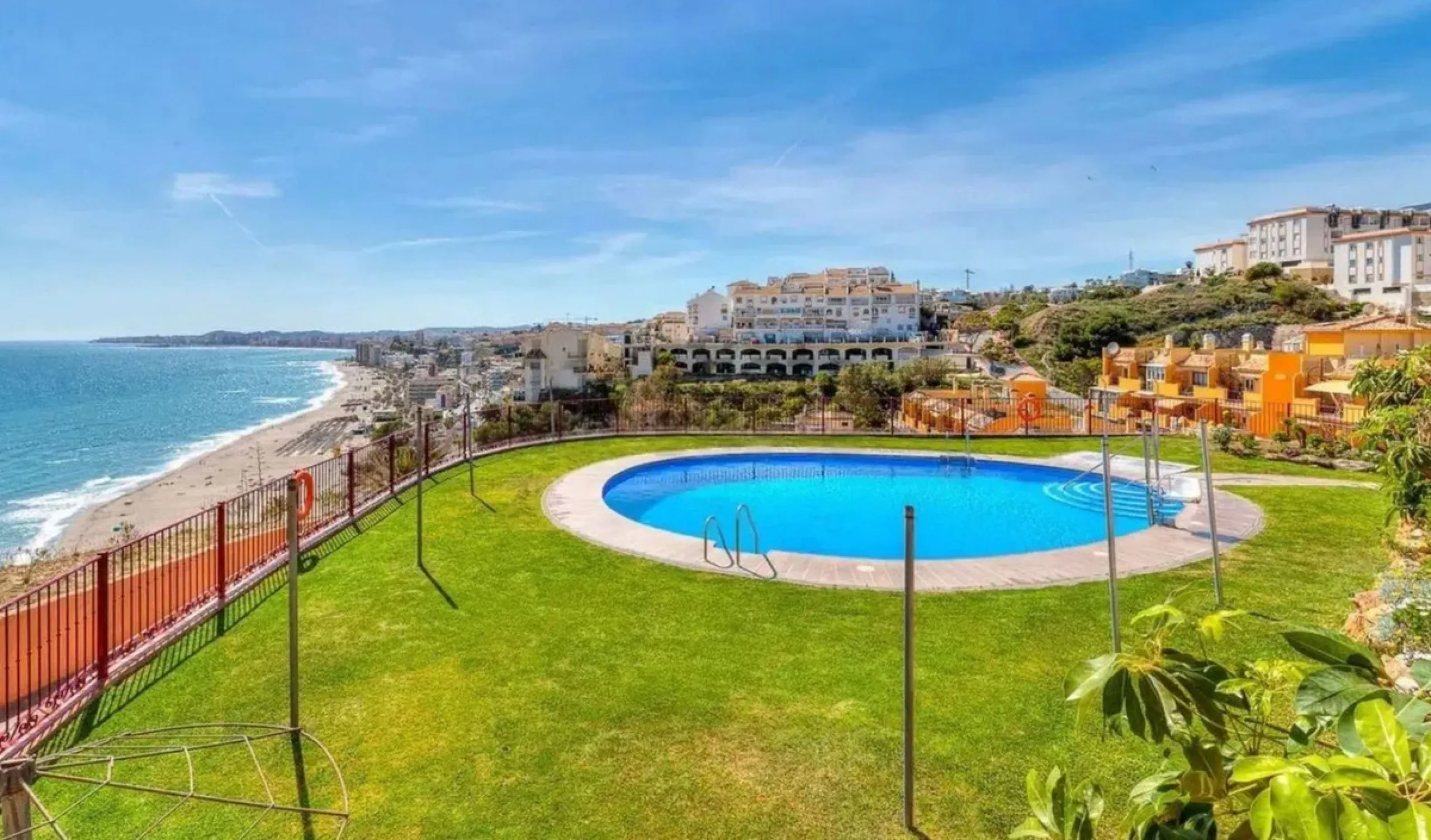 Urbanization in the seafront, located in the Carvajal area of ​​Benalmandena, two bedrooms and one bathroom, the penthouse has a large upper terrace with tourist license, two swimming pools and a paddle tennis court. Parking undergound and storage include