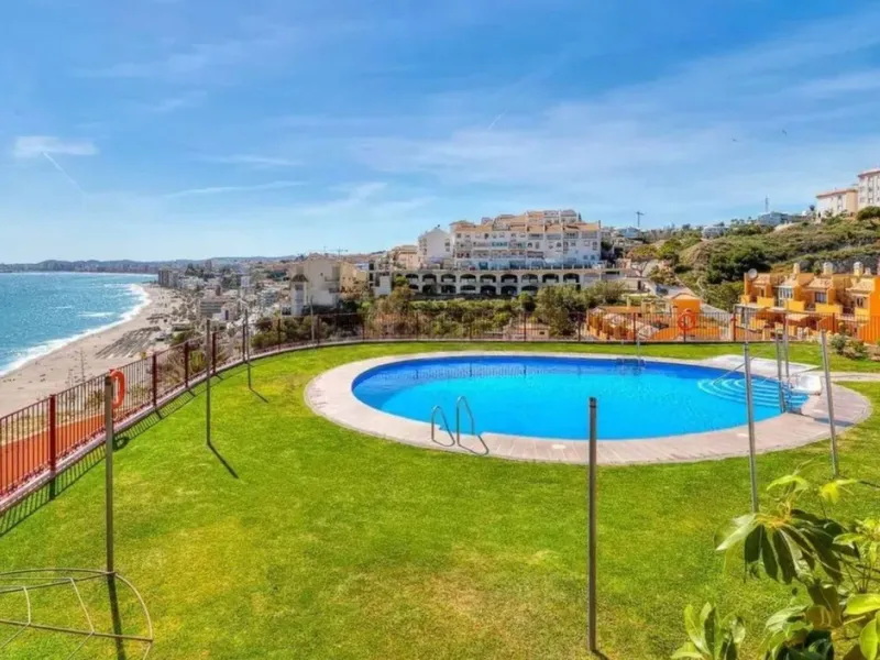 Urbanization in the seafront, located in the Carvajal area of ​​Benalmandena, two bedrooms and one bathroom, the penthouse has a large upper terrace with tourist license, two swimming pools and a paddle tennis court. Parking undergound and storage include