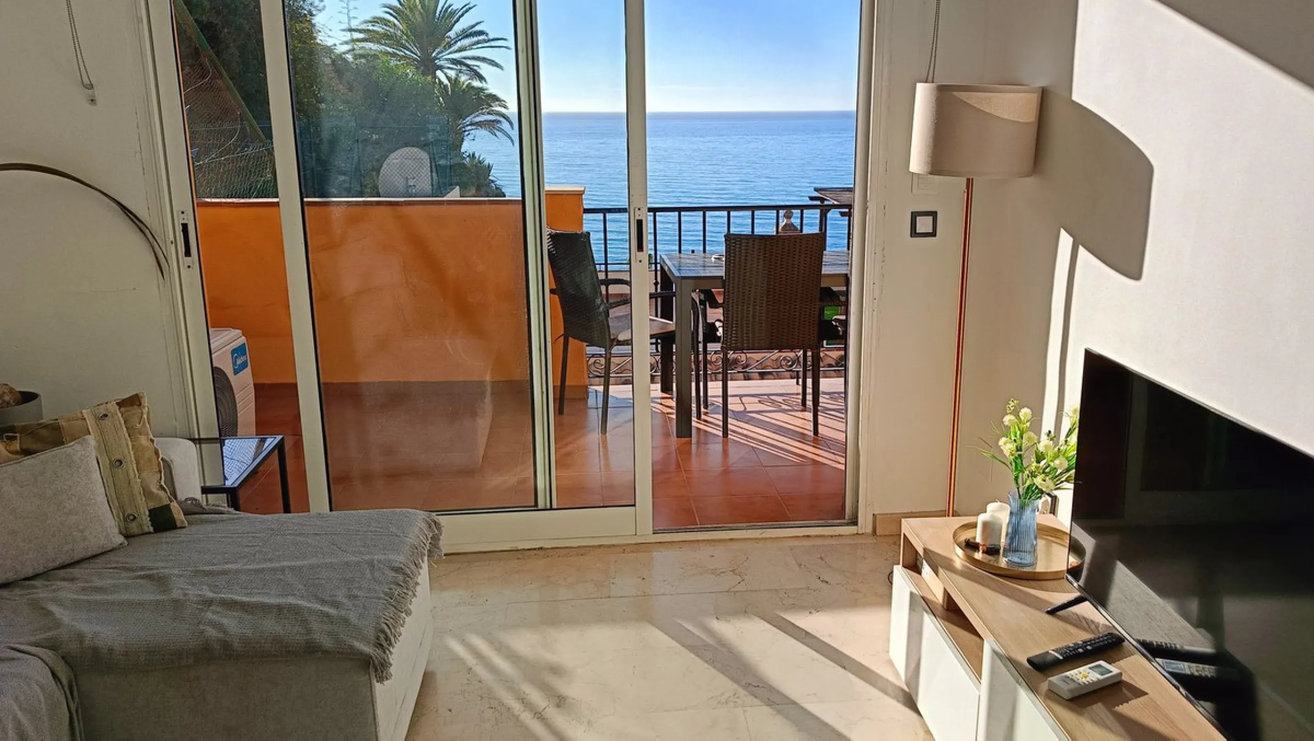 Urbanization in the seafront, located in the Carvajal area of ​​Benalmandena, two bedrooms and one bathroom, the penthouse has a large upper terrace with tourist license, two swimming pools and a paddle tennis court. Parking undergound and storage include