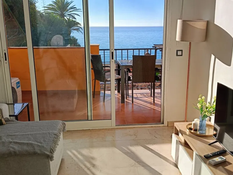 Urbanization in the seafront, located in the Carvajal area of ​​Benalmandena, two bedrooms and one bathroom, the penthouse has a large upper terrace with tourist license, two swimming pools and a paddle tennis court. Parking undergound and storage include