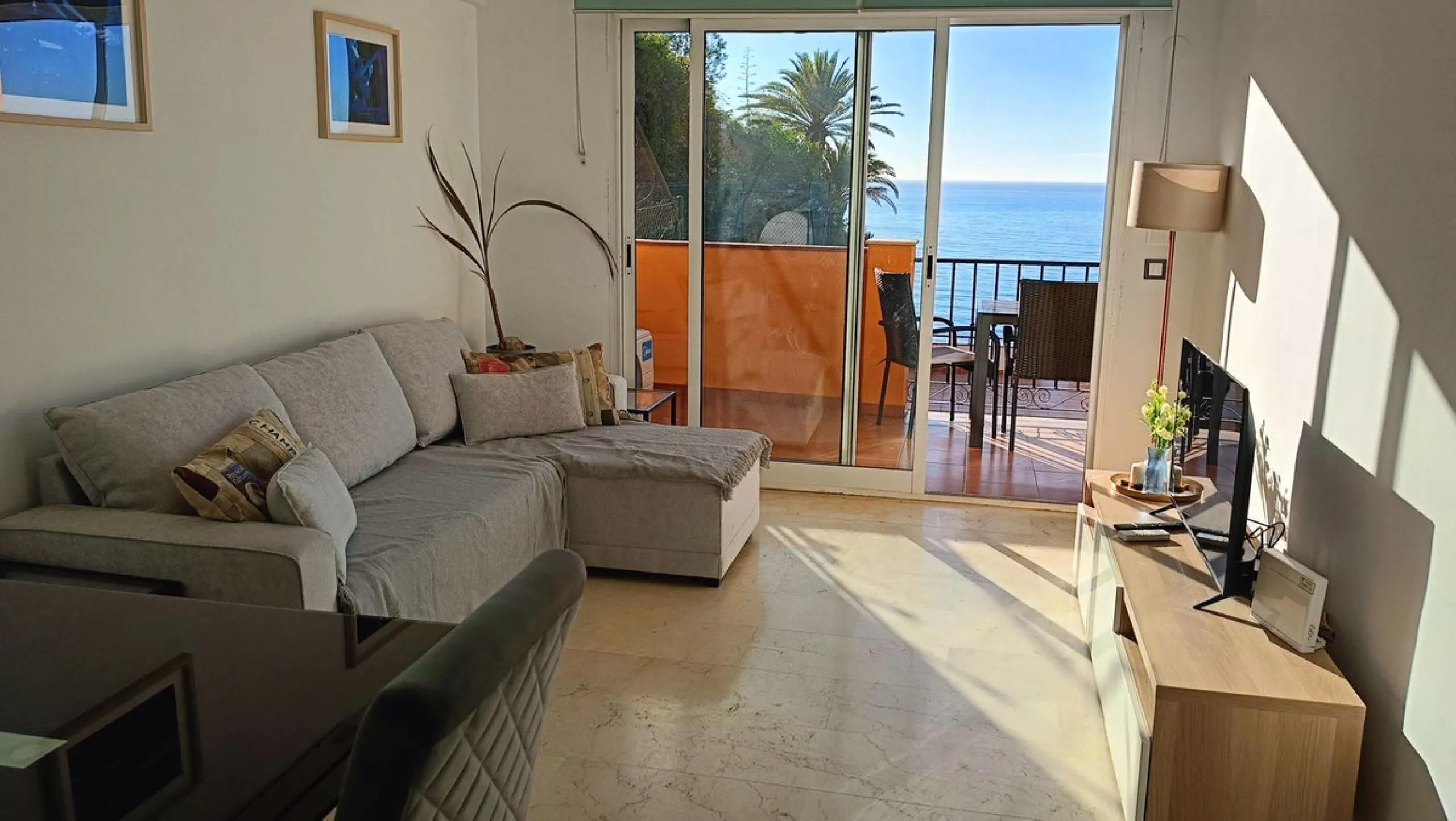 Urbanization in the seafront, located in the Carvajal area of ​​Benalmandena, two bedrooms and one bathroom, the penthouse has a large upper terrace with tourist license, two swimming pools and a paddle tennis court. Parking undergound and storage include