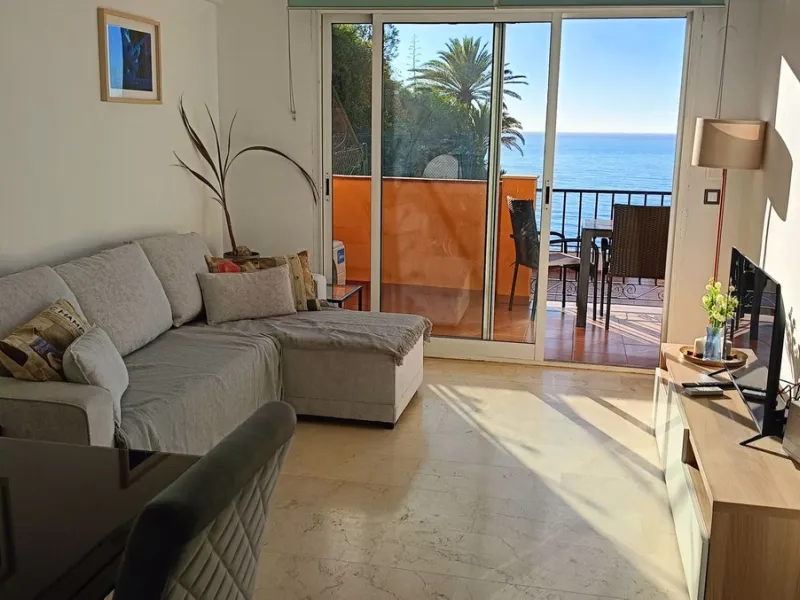 Urbanization in the seafront, located in the Carvajal area of ​​Benalmandena, two bedrooms and one bathroom, the penthouse has a large upper terrace with tourist license, two swimming pools and a paddle tennis court. Parking undergound and storage include