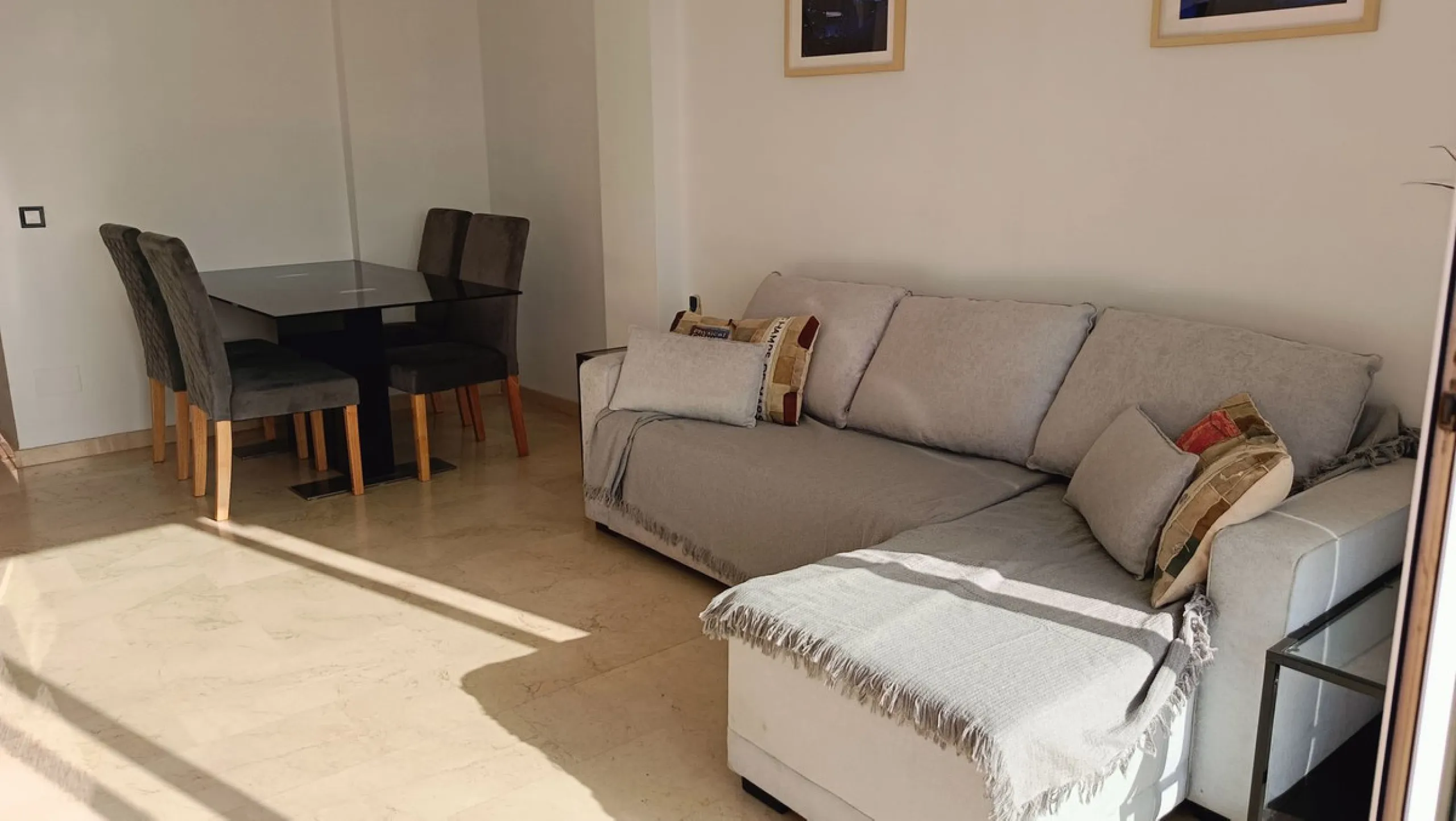 Urbanization in the seafront, located in the Carvajal area of ​​Benalmandena, two bedrooms and one bathroom, the penthouse has a large upper terrace with tourist license, two swimming pools and a paddle tennis court. Parking undergound and storage include