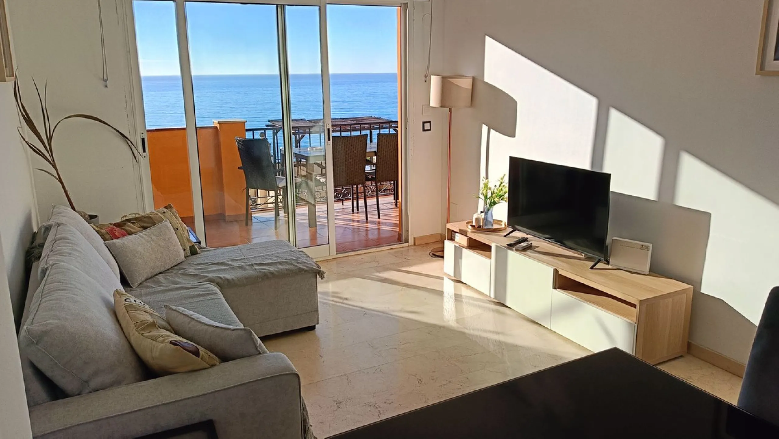 Urbanization in the seafront, located in the Carvajal area of ​​Benalmandena, two bedrooms and one bathroom, the penthouse has a large upper terrace with tourist license, two swimming pools and a paddle tennis court. Parking undergound and storage include