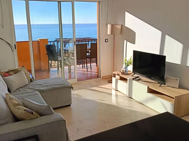 Urbanization in the seafront, located in the Carvajal area of ​​Benalmandena, two bedrooms and one bathroom, the penthouse has a large upper terrace with tourist license, two swimming pools and a paddle tennis court. Parking undergound and storage include