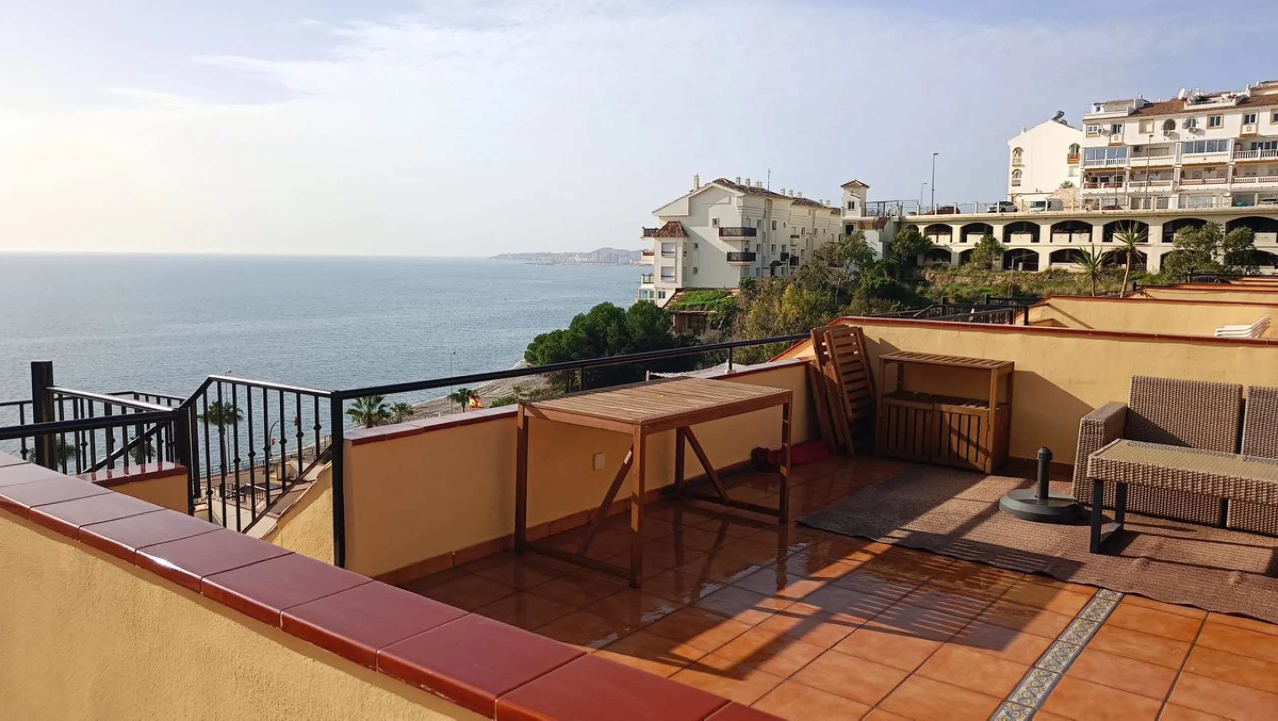 Urbanization in the seafront, located in the Carvajal area of ​​Benalmandena, two bedrooms and one bathroom, the penthouse has a large upper terrace with tourist license, two swimming pools and a paddle tennis court. Parking undergound and storage include