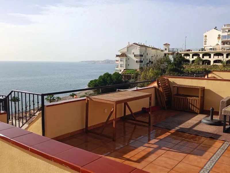 Urbanization in the seafront, located in the Carvajal area of ​​Benalmandena, two bedrooms and one bathroom, the penthouse has a large upper terrace with tourist license, two swimming pools and a paddle tennis court. Parking undergound and storage include