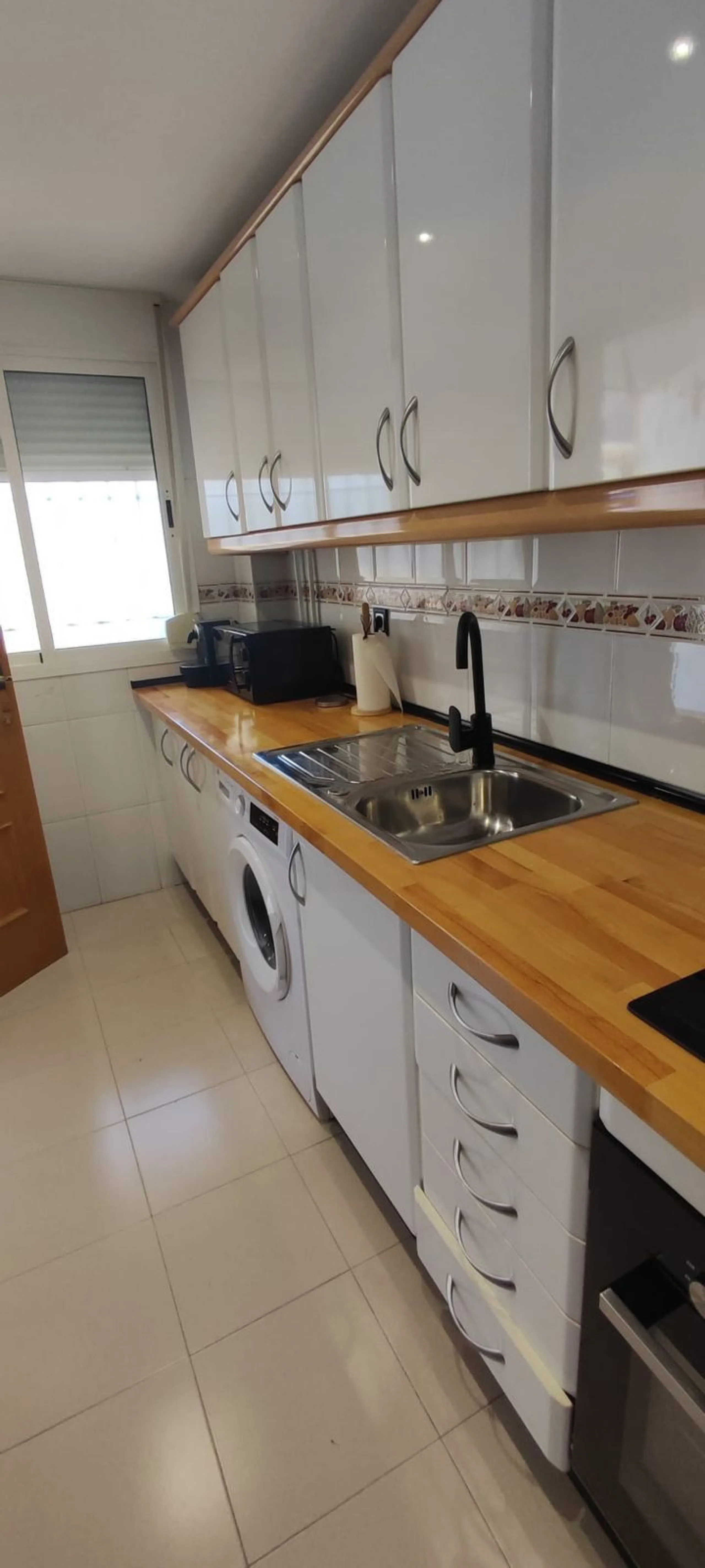 Urbanization in the seafront, located in the Carvajal area of ​​Benalmandena, two bedrooms and one bathroom, the penthouse has a large upper terrace with tourist license, two swimming pools and a paddle tennis court. Parking undergound and storage include