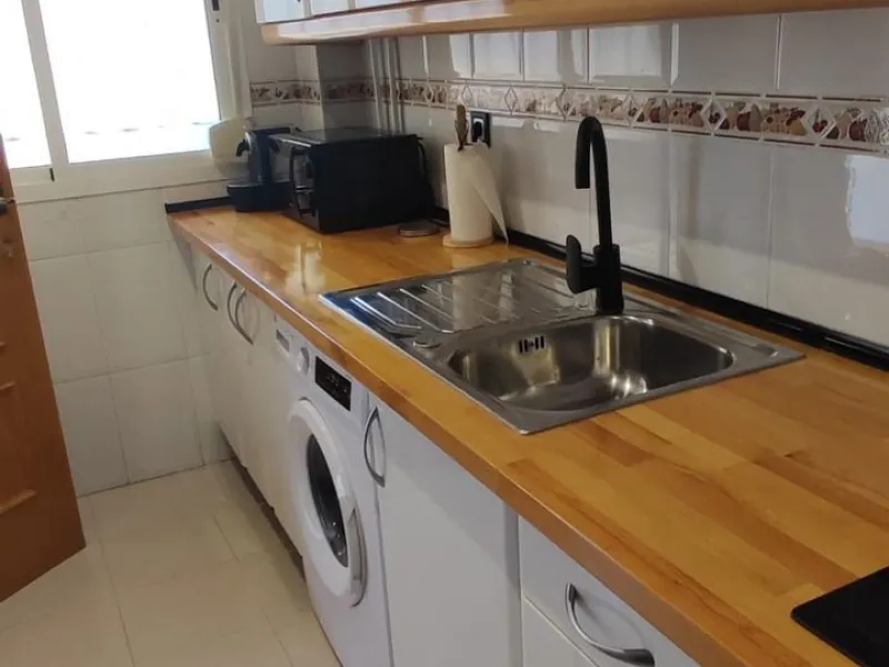 Urbanization in the seafront, located in the Carvajal area of ​​Benalmandena, two bedrooms and one bathroom, the penthouse has a large upper terrace with tourist license, two swimming pools and a paddle tennis court. Parking undergound and storage include