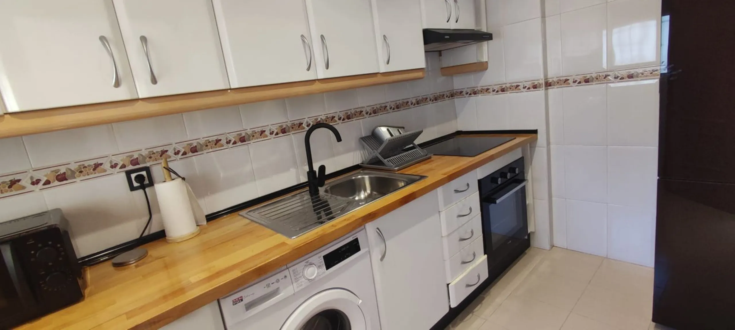 Urbanization in the seafront, located in the Carvajal area of ​​Benalmandena, two bedrooms and one bathroom, the penthouse has a large upper terrace with tourist license, two swimming pools and a paddle tennis court. Parking undergound and storage include