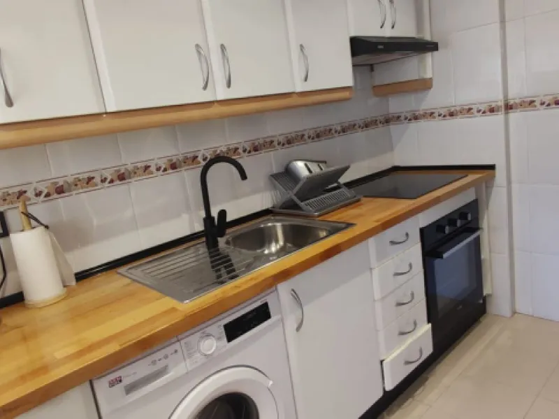 Urbanization in the seafront, located in the Carvajal area of ​​Benalmandena, two bedrooms and one bathroom, the penthouse has a large upper terrace with tourist license, two swimming pools and a paddle tennis court. Parking undergound and storage include