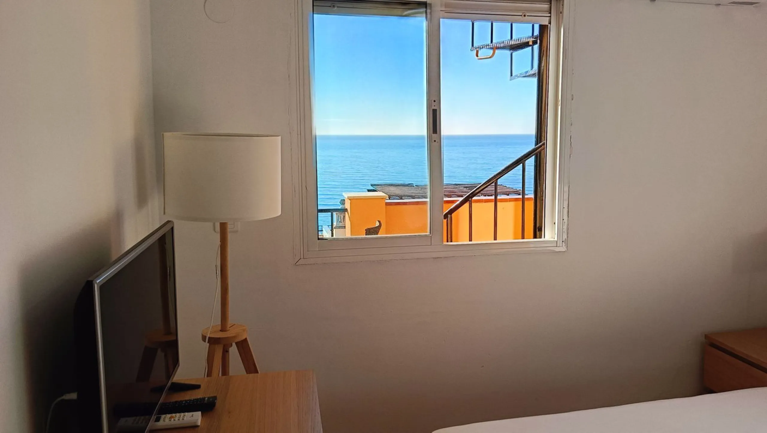 Urbanization in the seafront, located in the Carvajal area of ​​Benalmandena, two bedrooms and one bathroom, the penthouse has a large upper terrace with tourist license, two swimming pools and a paddle tennis court. Parking undergound and storage include