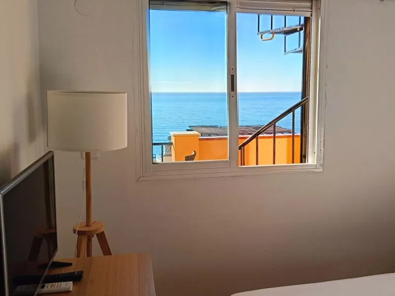 Urbanization in the seafront, located in the Carvajal area of ​​Benalmandena, two bedrooms and one bathroom, the penthouse has a large upper terrace with tourist license, two swimming pools and a paddle tennis court. Parking undergound and storage include