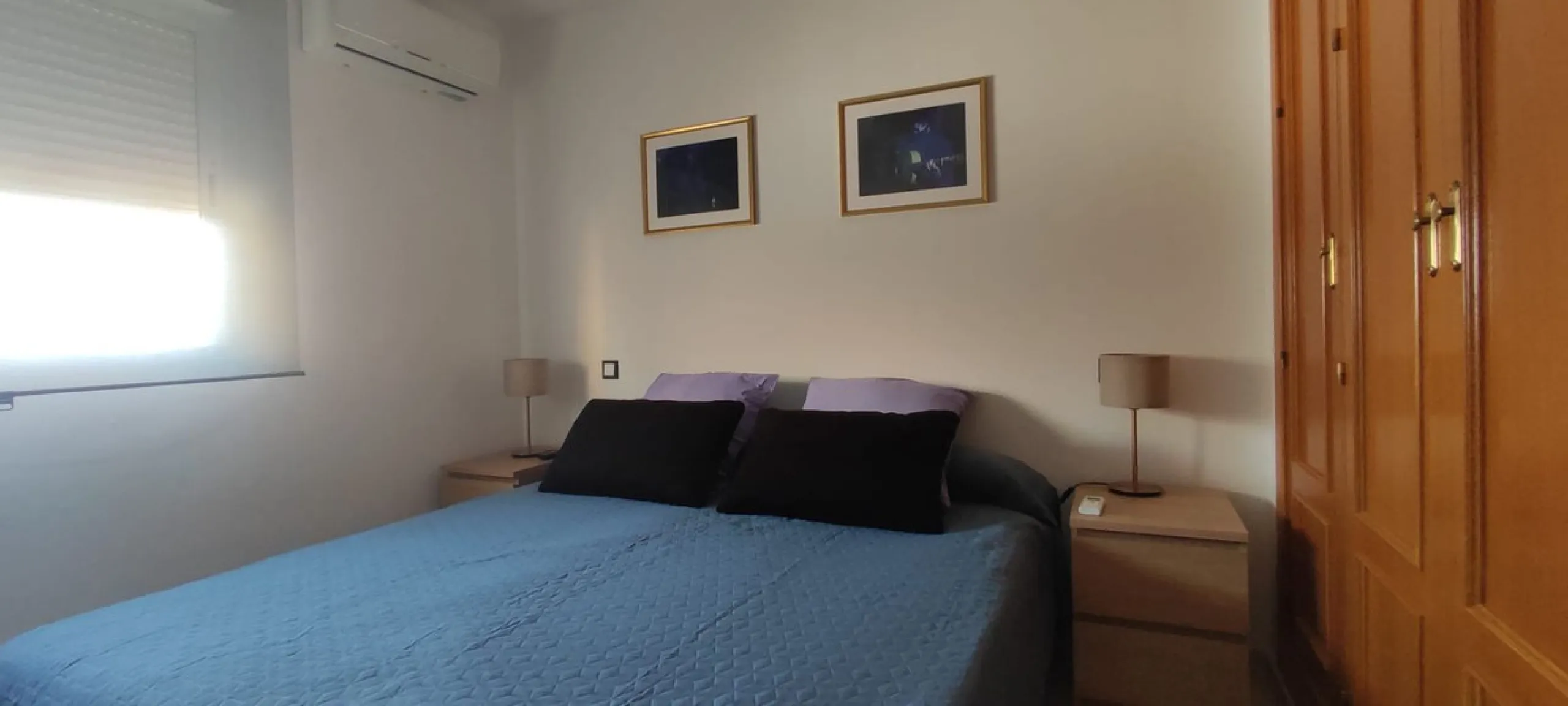 Urbanization in the seafront, located in the Carvajal area of ​​Benalmandena, two bedrooms and one bathroom, the penthouse has a large upper terrace with tourist license, two swimming pools and a paddle tennis court. Parking undergound and storage include