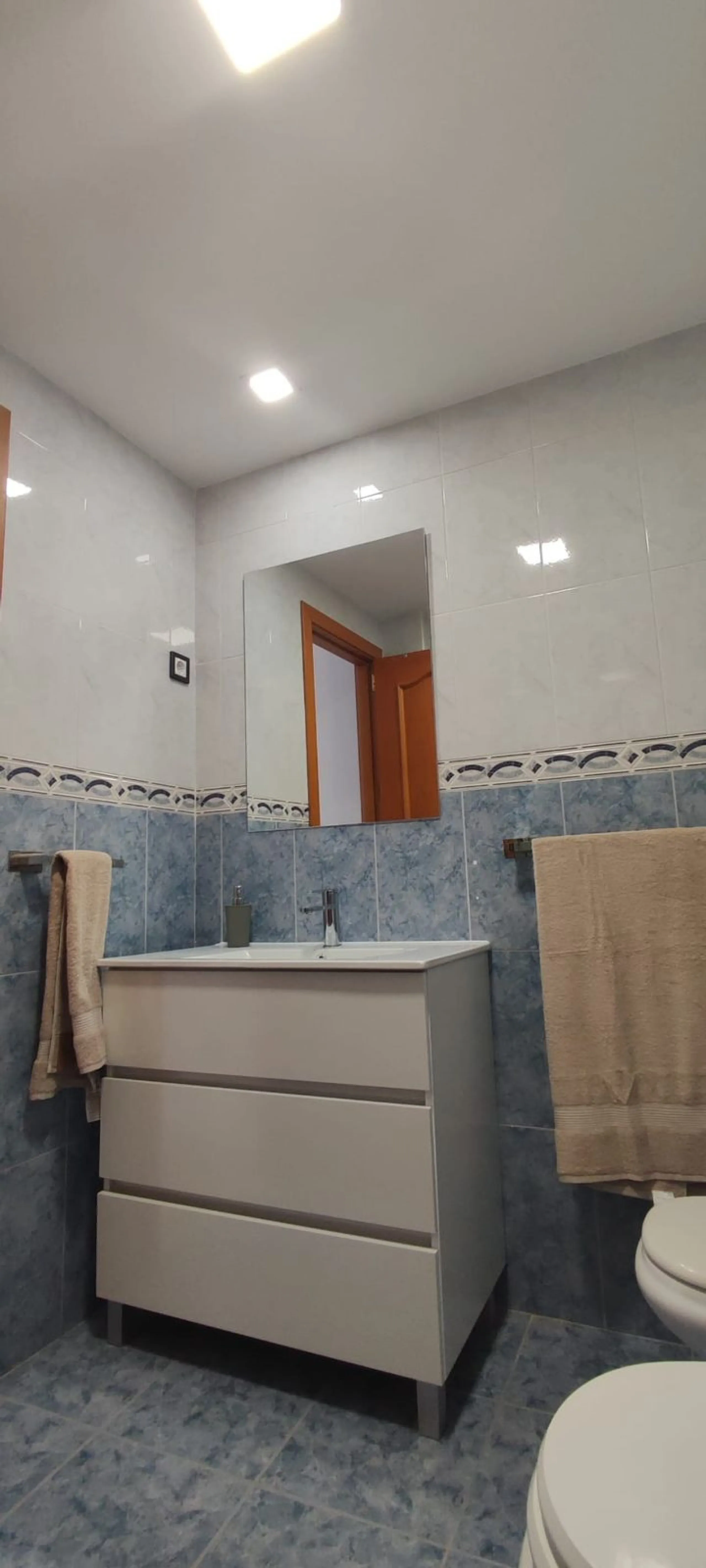 Urbanization in the seafront, located in the Carvajal area of ​​Benalmandena, two bedrooms and one bathroom, the penthouse has a large upper terrace with tourist license, two swimming pools and a paddle tennis court. Parking undergound and storage include