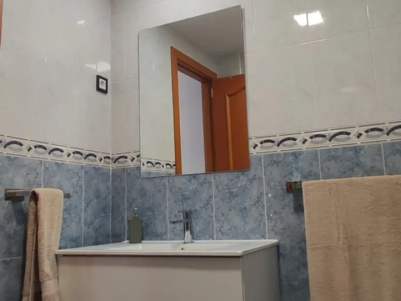 Urbanization in the seafront, located in the Carvajal area of ​​Benalmandena, two bedrooms and one bathroom, the penthouse has a large upper terrace with tourist license, two swimming pools and a paddle tennis court. Parking undergound and storage include