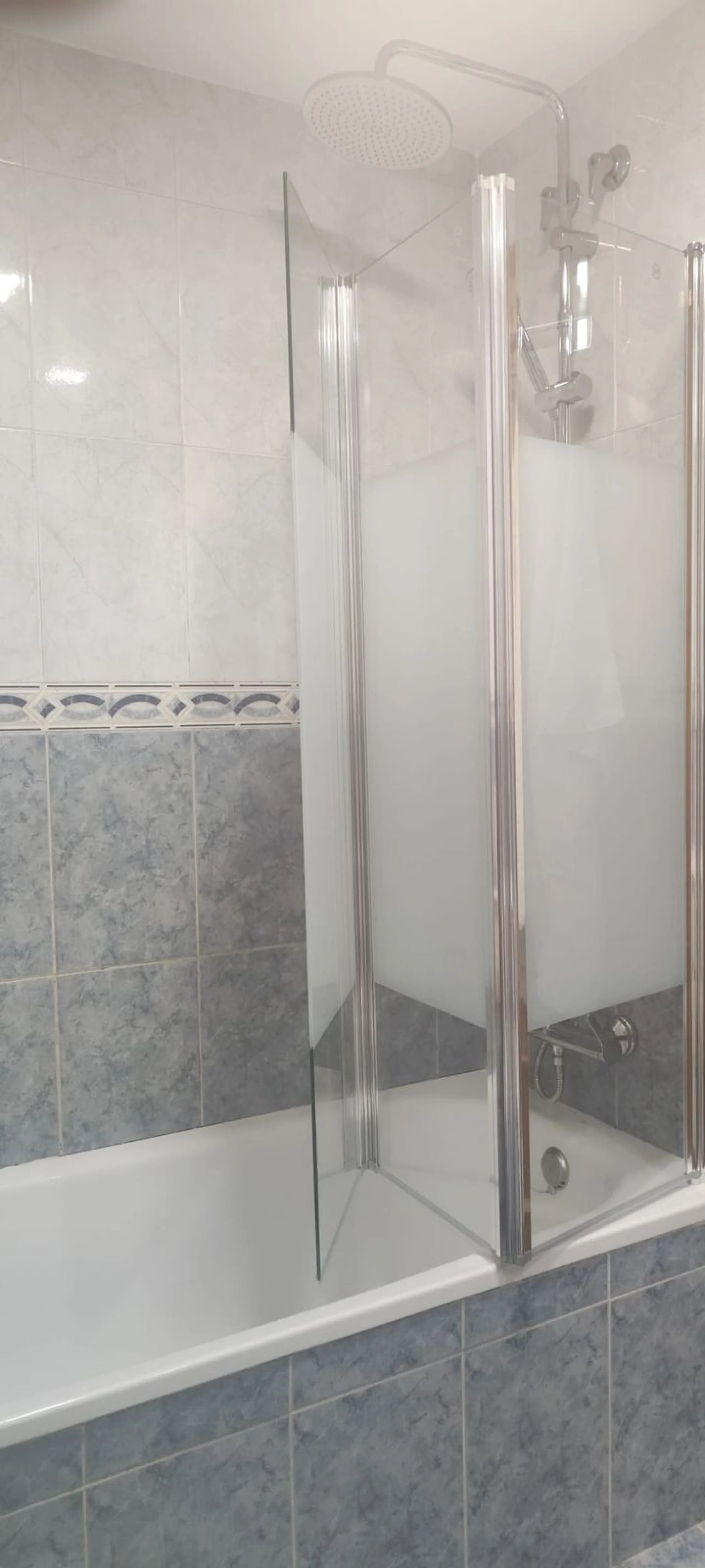 Urbanization in the seafront, located in the Carvajal area of ​​Benalmandena, two bedrooms and one bathroom, the penthouse has a large upper terrace with tourist license, two swimming pools and a paddle tennis court. Parking undergound and storage include