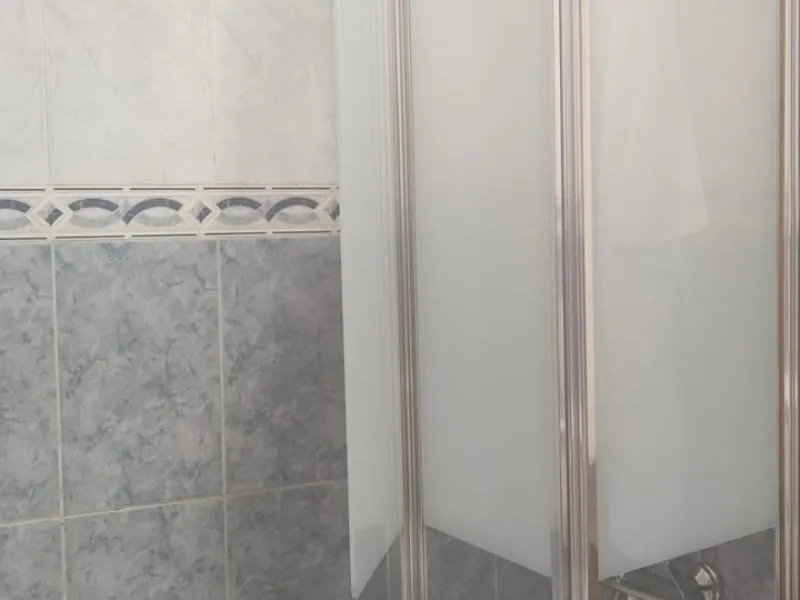 Urbanization in the seafront, located in the Carvajal area of ​​Benalmandena, two bedrooms and one bathroom, the penthouse has a large upper terrace with tourist license, two swimming pools and a paddle tennis court. Parking undergound and storage include
