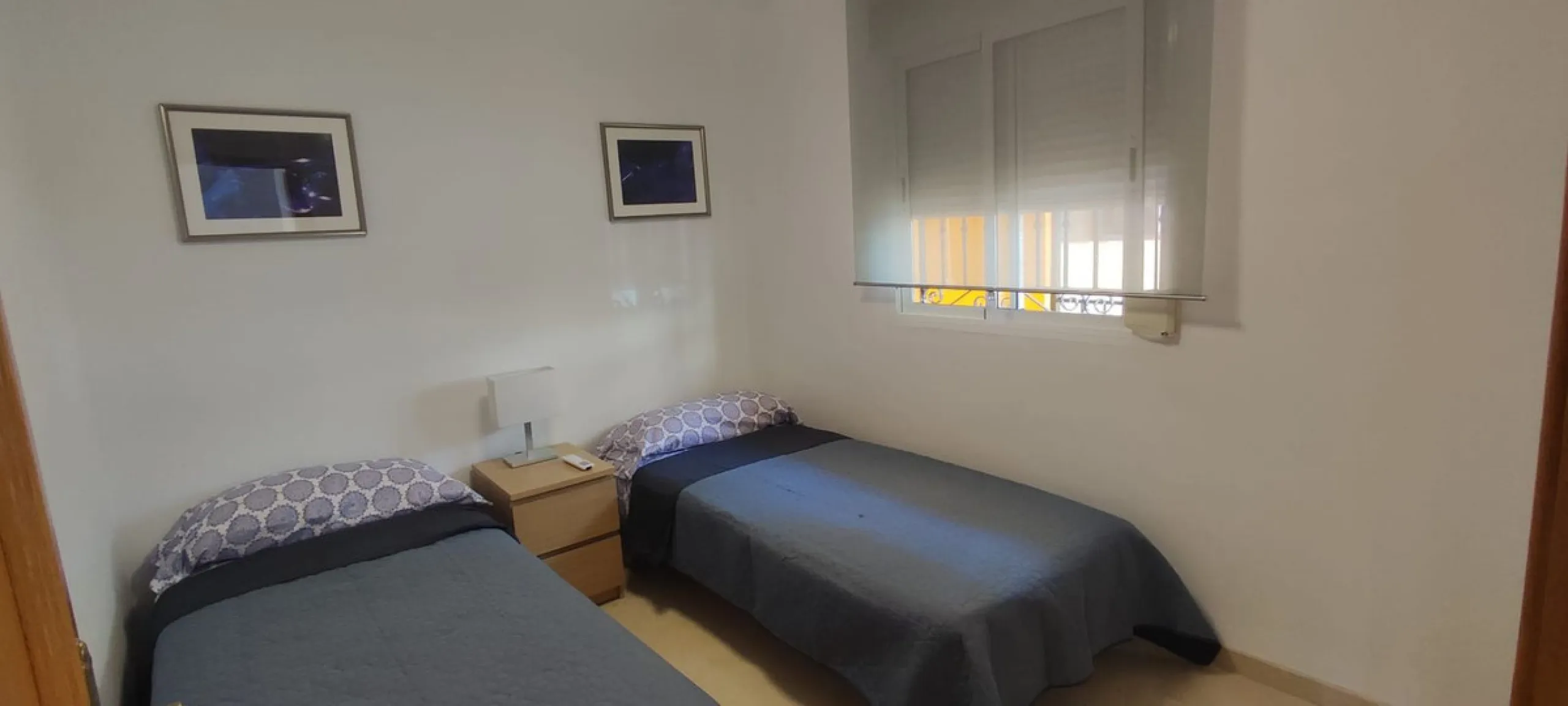 Urbanization in the seafront, located in the Carvajal area of ​​Benalmandena, two bedrooms and one bathroom, the penthouse has a large upper terrace with tourist license, two swimming pools and a paddle tennis court. Parking undergound and storage include