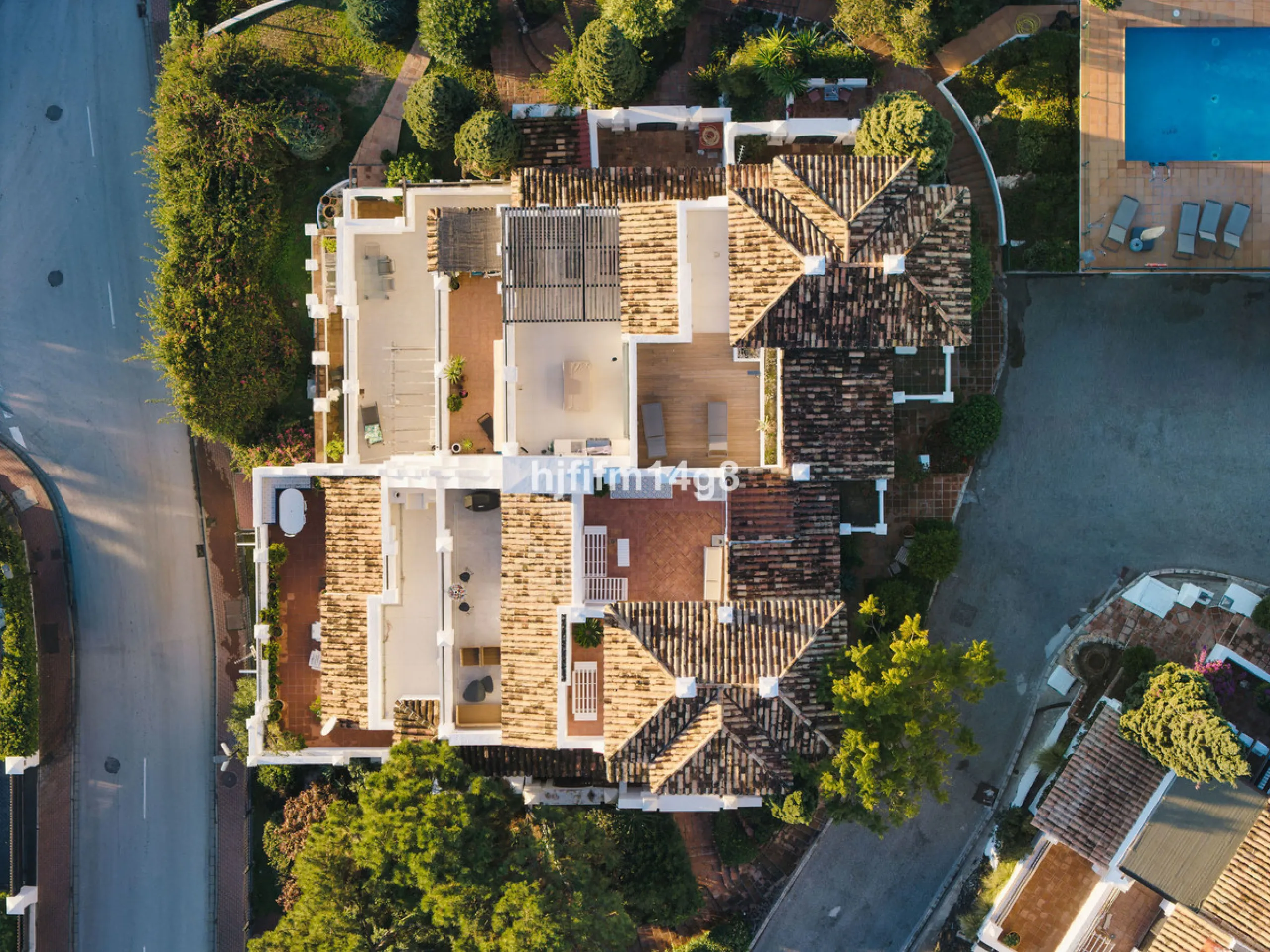 Discover a stunning apartment with the charm and feel of a townhouse in the exclusive Las Colinas de Marbella. This exceptional property, with a total of 241m² (152m² interior plus 89m² of terraces), combines space, natural light, and panoramic views, off