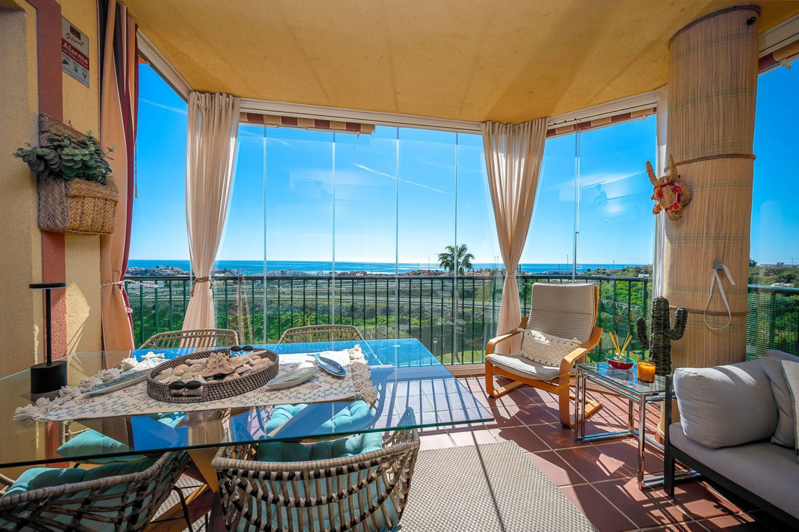 Bright apartment with panoramic views and sunny terrace.