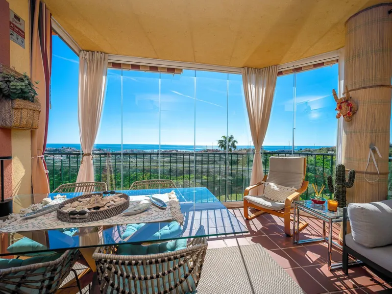 Bright apartment with panoramic views and sunny terrace.