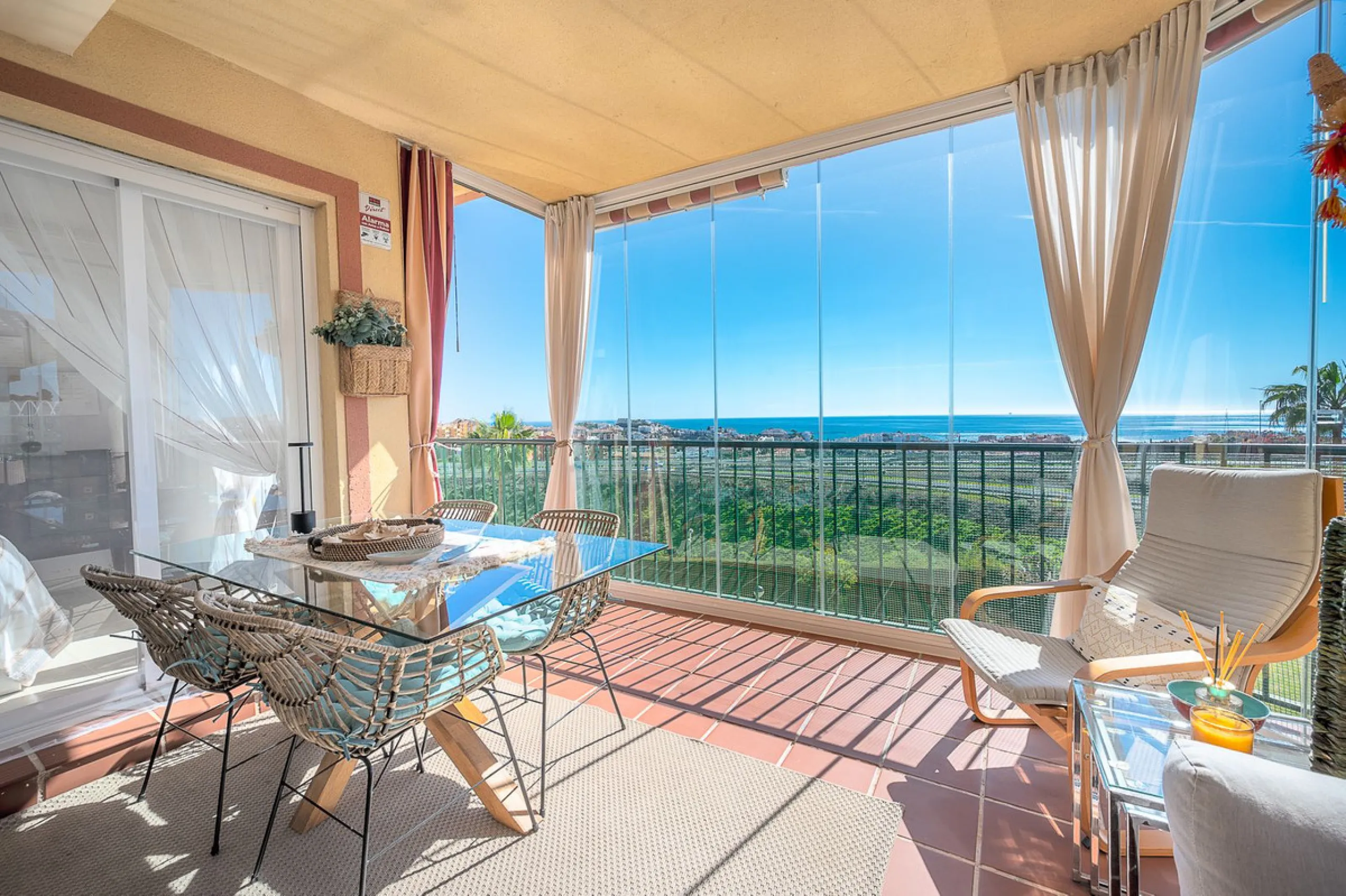 Bright apartment with panoramic views and sunny terrace.