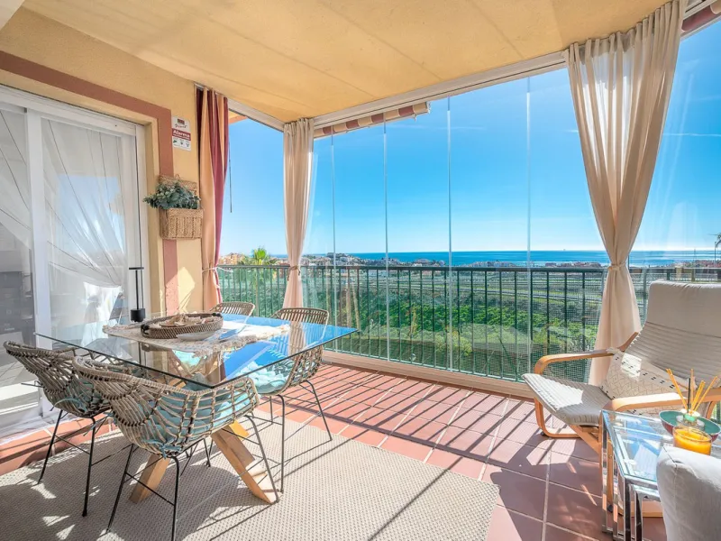 Bright apartment with panoramic views and sunny terrace.