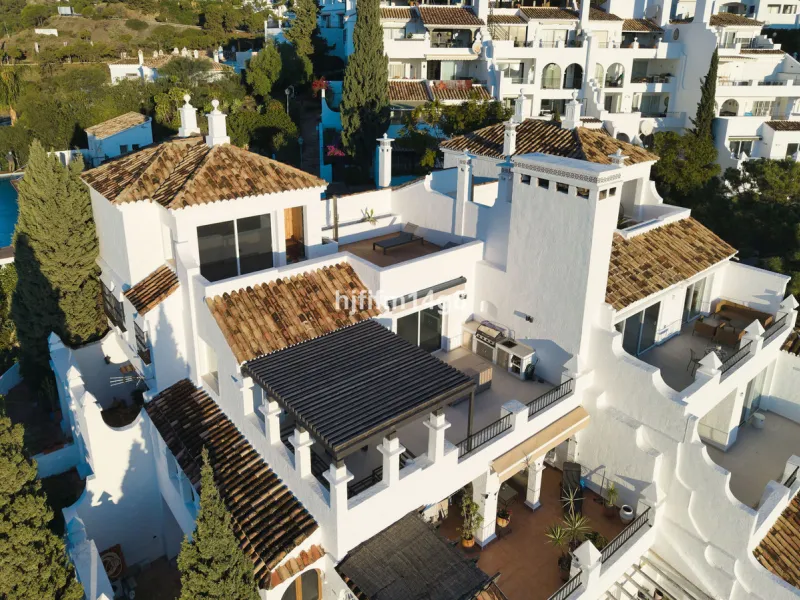 Discover a stunning apartment with the charm and feel of a townhouse in the exclusive Las Colinas de Marbella. This exceptional property, with a total of 241m² (152m² interior plus 89m² of terraces), combines space, natural light, and panoramic views, off