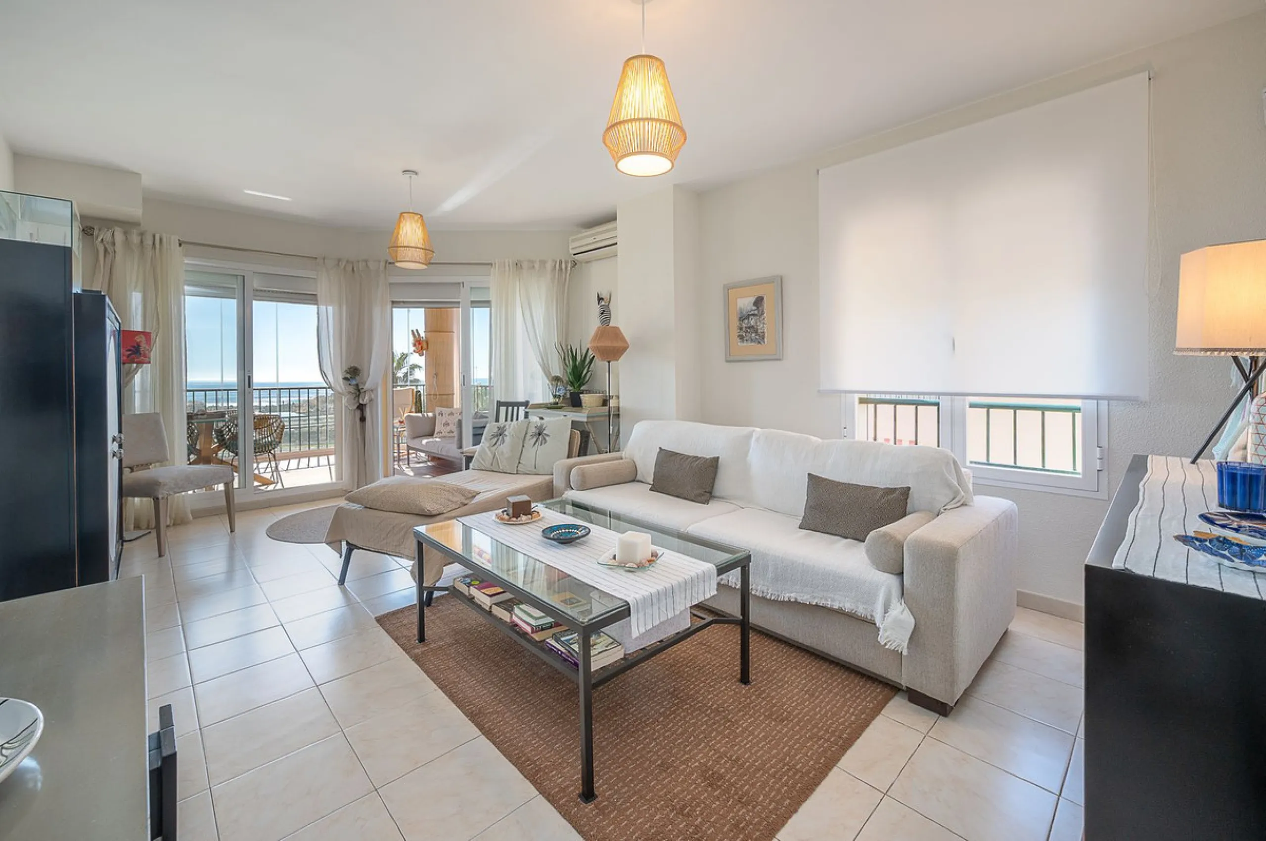 Bright apartment with panoramic views and sunny terrace.