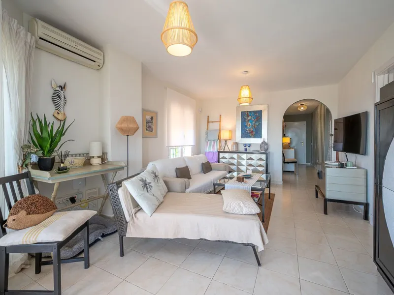 Bright apartment with panoramic views and sunny terrace.