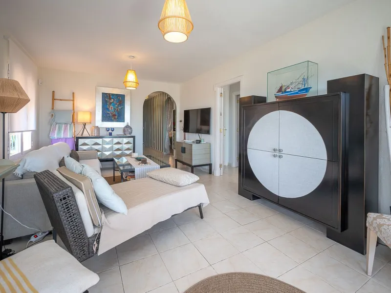 Bright apartment with panoramic views and sunny terrace.