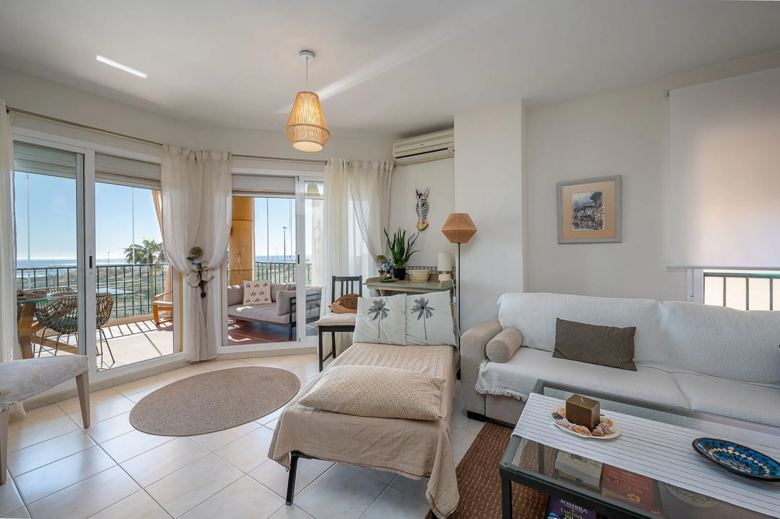 Bright apartment with panoramic views and sunny terrace.